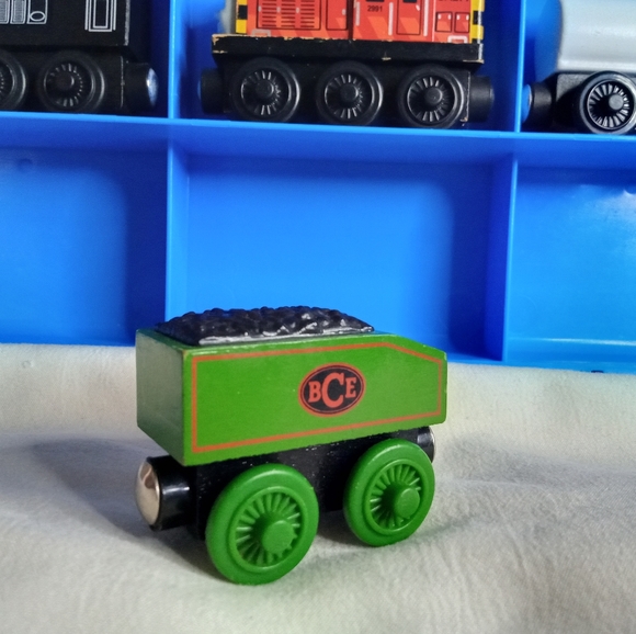 Vintage Thomas the Tank Engine & Friends storage case w/ 4 wooden train pieces - Picture 6 of 16